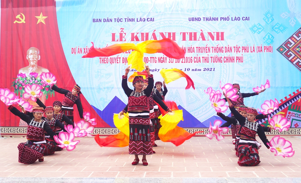 Sau 7 năm triển khai Chỉ thị 40 của Tỉnh ủy Lào Cai, đời sống kinh tế, văn hóa xã hội vùng DTTS được cải thiện rõ rệt. (Trong ảnh: Lễ Khánh thành công trình bảo tồn kiến trúc văn hóa truyền thống dân tộc Phù Lá - năm 2021)