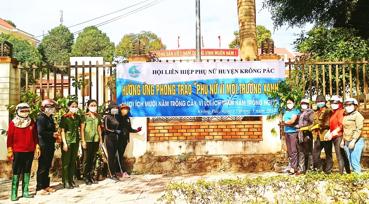 Hội viên Hội LHPN huyện KRông Pắc hưởng ứng phong trào “Phụ nữ vì môi trường xanh”