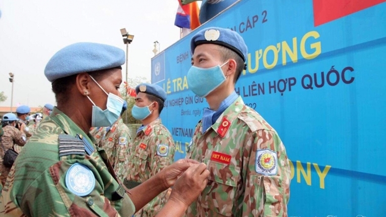 Đại diện Liên hợp quốc trao Huy chương vì sự nghiệp gìn giữ hòa bình cho 63 cán bộ, nhân viên BVDC 2.3 (Ảnh: Nguyễn Đảm)