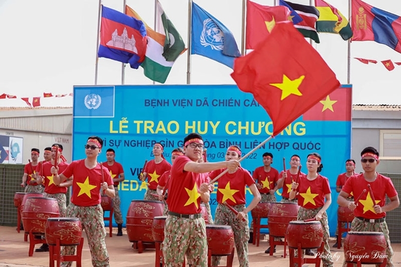 Tiết mục Trống “Hào khí Việt Nam” do 22 cán bộ, nhân viên BVDC 2.3 thực hiện tại buổi lễ trao Huy chương vì sự nghiệp gìn giữ hòa bình Liên hợp quốc (Ảnh: Nguyễn Đảm)