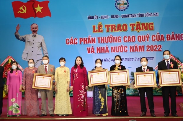 Phó Chủ tịch nước Võ Thị Ánh Xuân trao tặng danh hiệu cao quý của Đảng, Nhà nước cho các tập thể, cá nhân - Ảnh: TTXVN