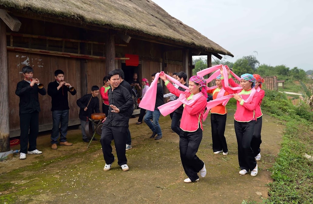 Dân làng chúc phúc cho đôi trẻ bằng những câu hát, điệu múa