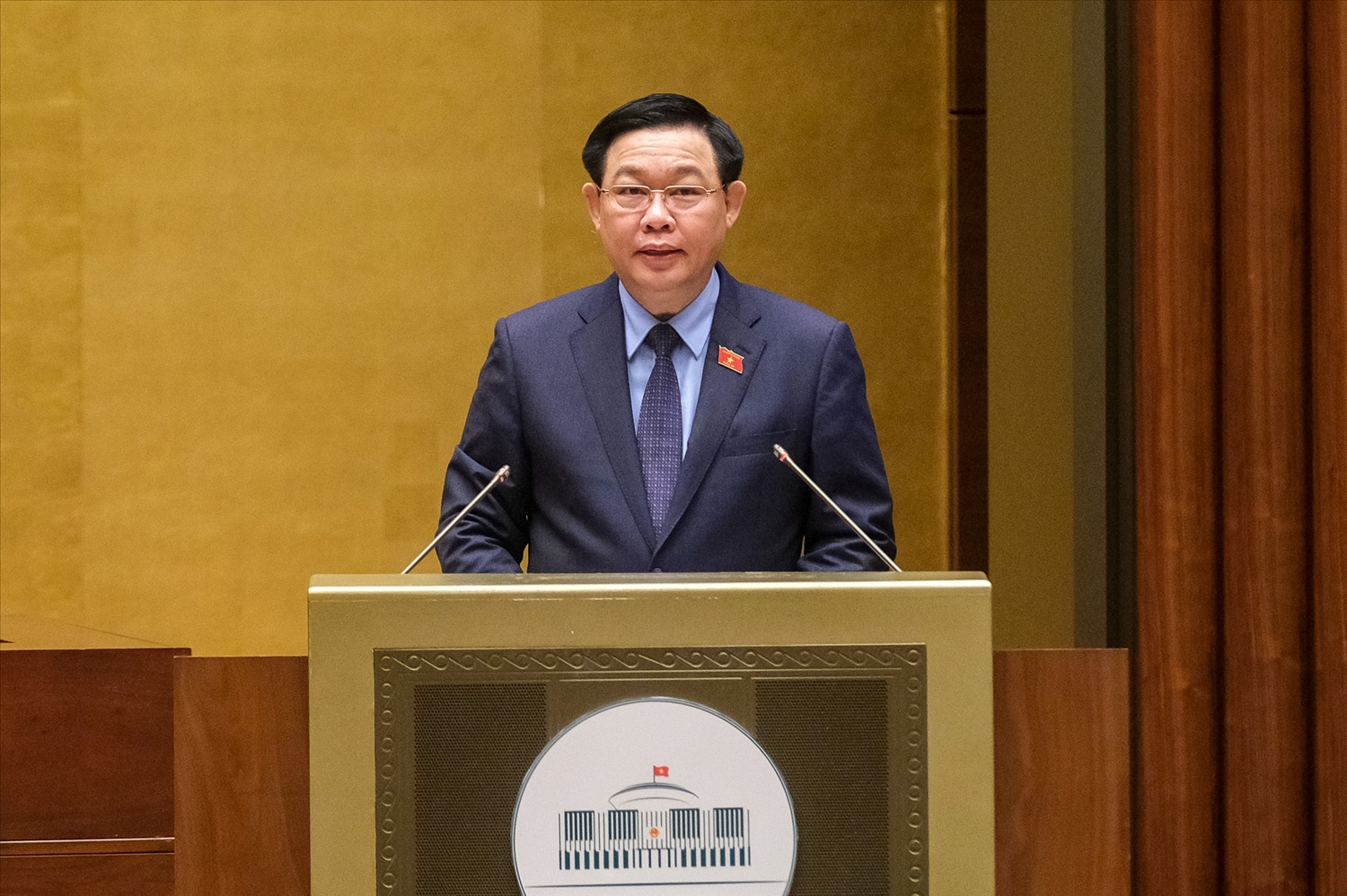 Chủ tịch Quốc hội Vương Đình Huệ cho biết: Nội dung chất vấn có phạm vi rộng, ảnh hưởng và tác động rất lớn đến phát triển kinh tế - xã hội, hoạt động sản xuất - kinh doanh của doanh nghiệp, đời sống của Nhân dân