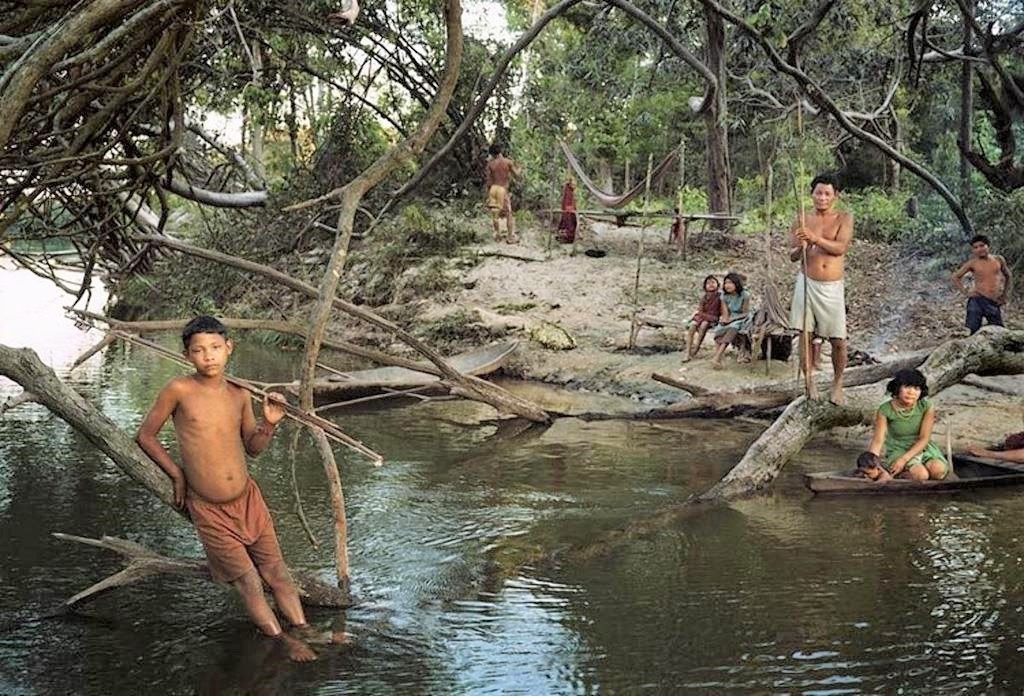 Bộ tộc Pirahã sống ven bờ sông với những chòi lá tạm bợ, sống bằng việc săn bắt và hái lượm (Ảnh: ArcGIS StoryMaps)