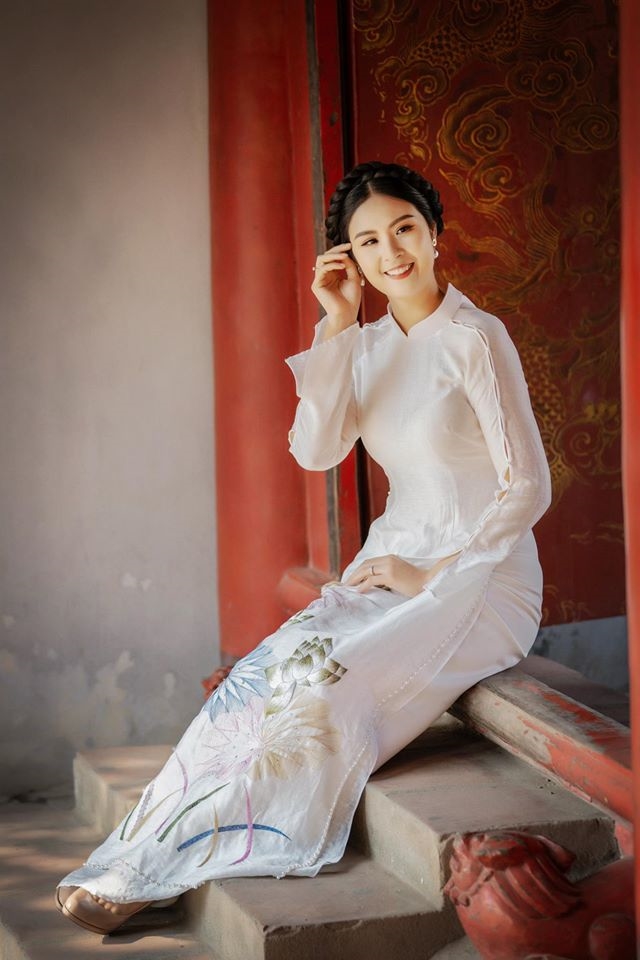Nhà thiết kế áo dài - Hoa hậu Ngọc Hân dịu dàng trong tà áo dài trắng