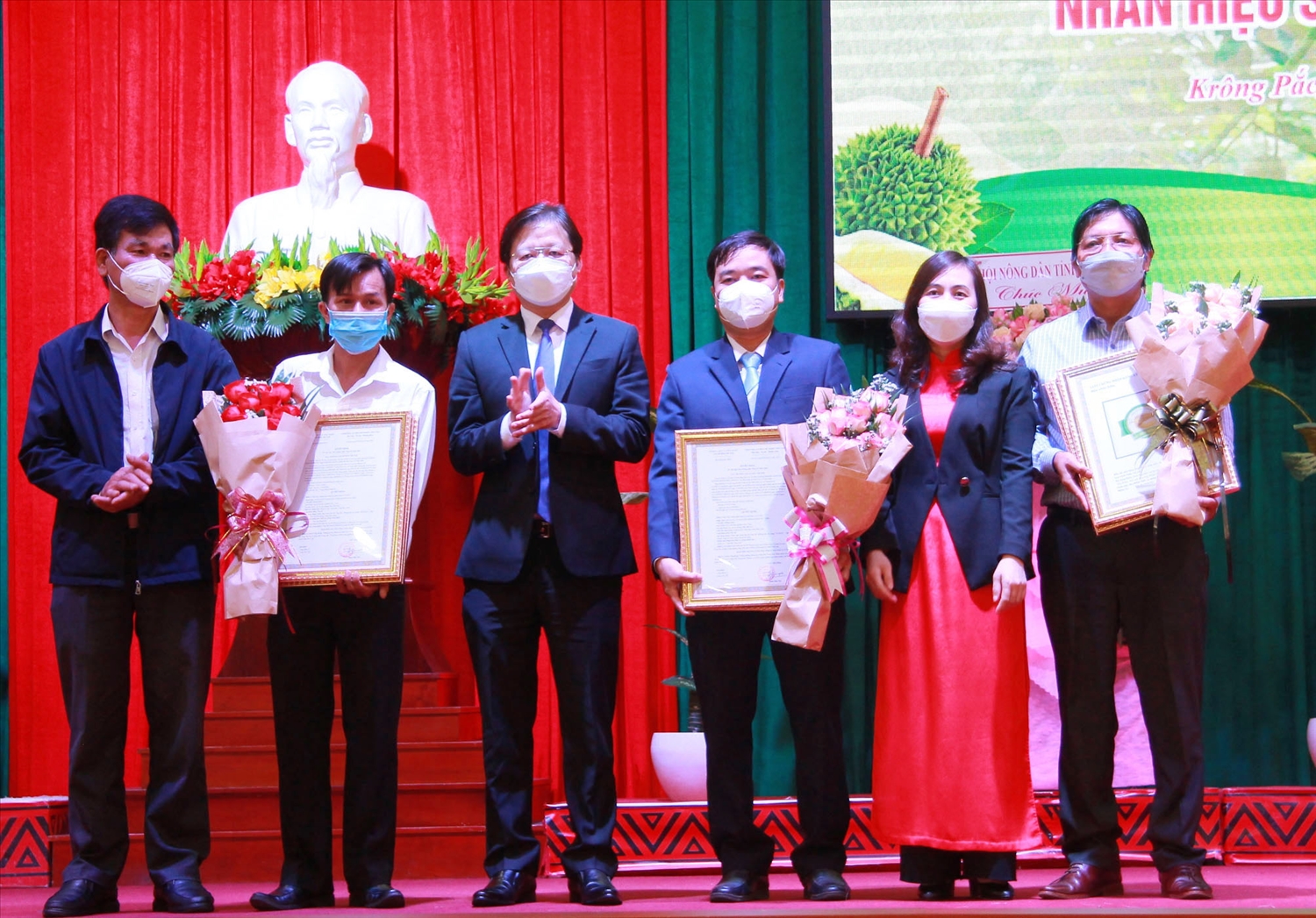 Đại diện các Sở, Hội Nông dân tỉnh Đắk Lắk trao Chứng nhận Nhãn hiệu Sầu riêng Krông Pắc cho huyện Krông Pắc