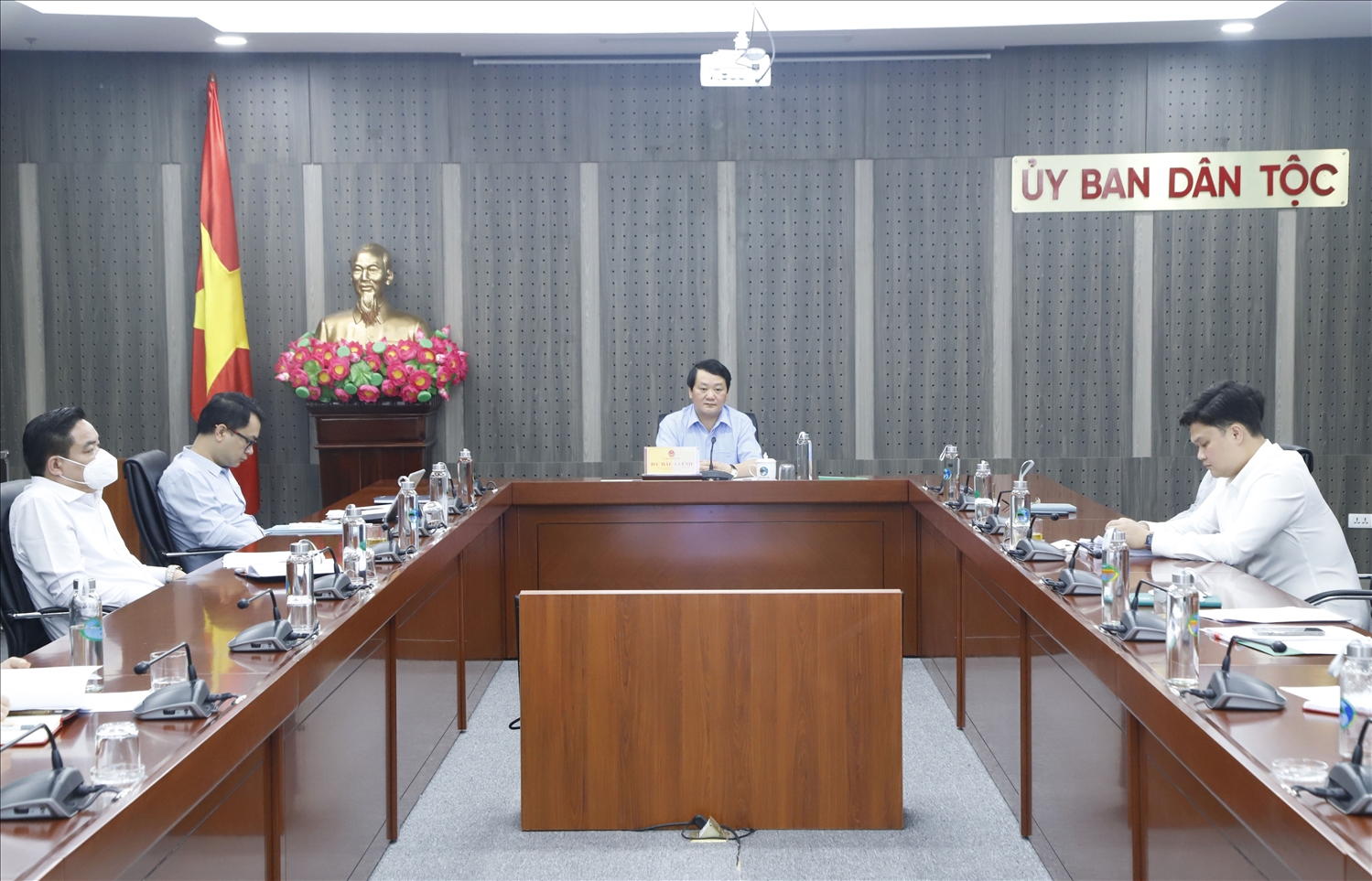 Bộ trưởng, Chủ nhiệm Hầu A Lềnh tham dự cuộc họp tại điểm cầu UBDT