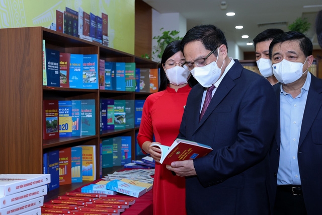 Thủ tướng Phạm Minh Chính thăm Phòng truyền thống của ngành thống kê - Ảnh: VGP/Nhặt Bắc