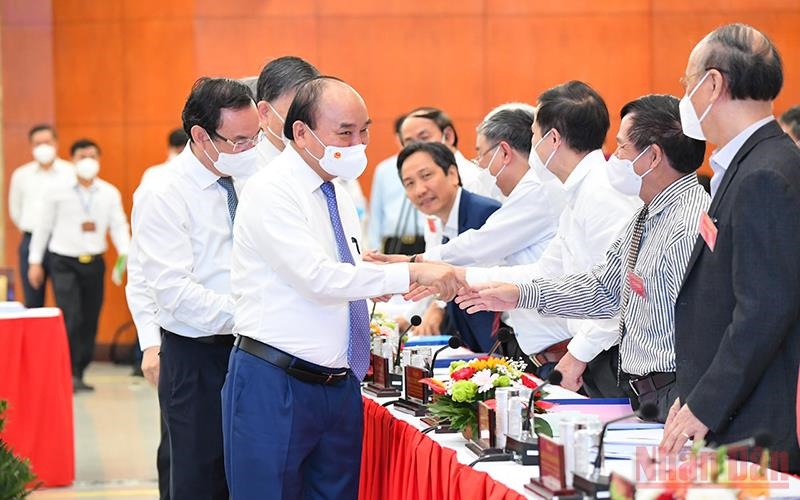Chủ tịch nước Nguyễn Xuân Phúc chúc mừng các đại biểu, nhà khoa học tham dự hội thảo