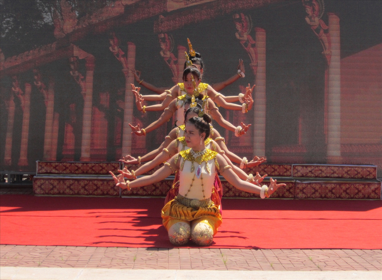 Điệu múa Apsara của Đoàn nghệ thuật Khmer tỉnh Sóc Trăng, các động tác sử dụng phải thật uyển chuyển với trang phục sử dụng lấp lánh, sang trọng.