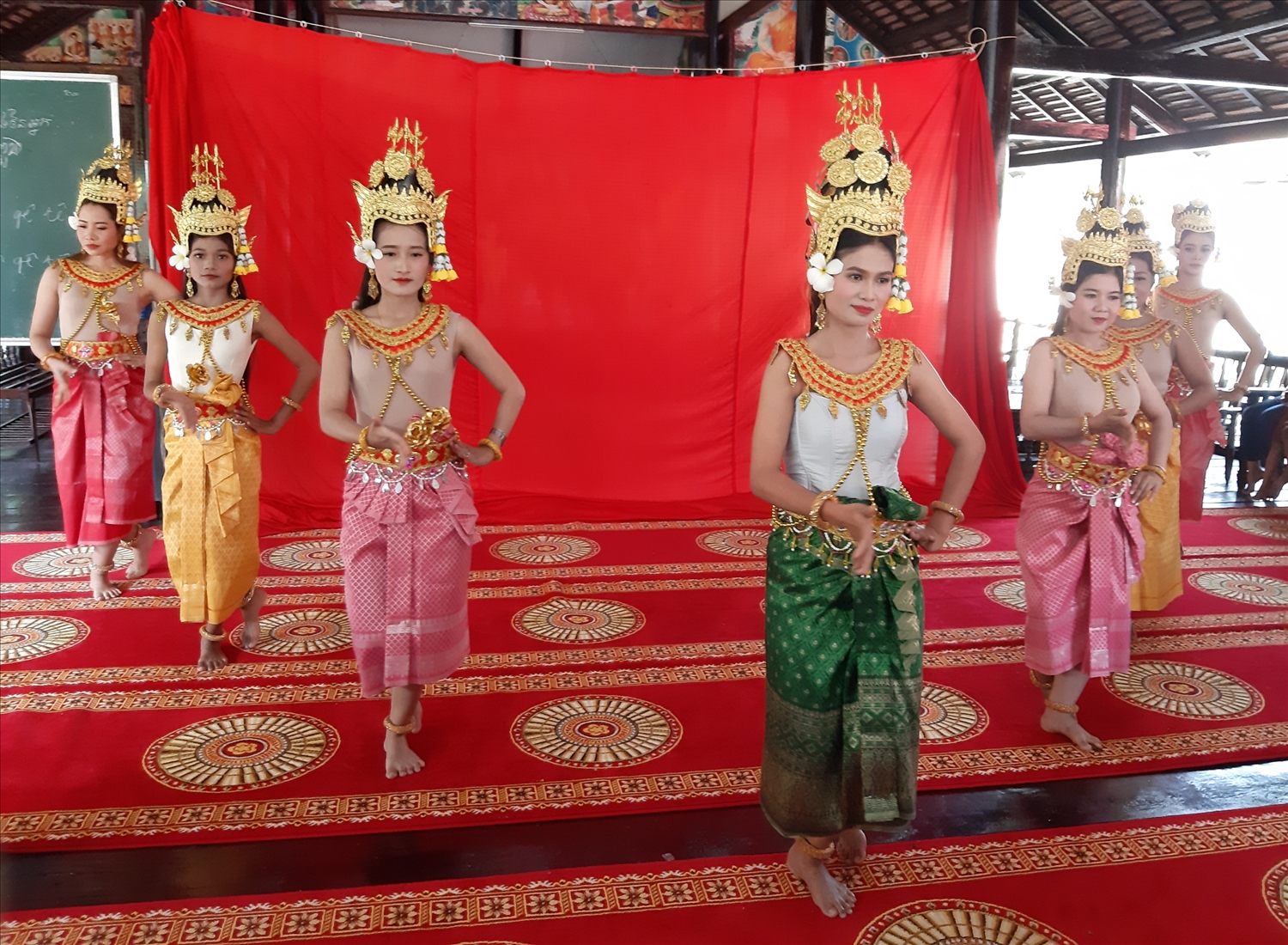 Biểu diễn múa Apsara của Đội văn hóa – văn nghệ Khmer chùa Xiêm Cán (xã Vĩnh Trạch Đông, TP. Bạc Liêu) biểu diễn, phục vụ du khách.