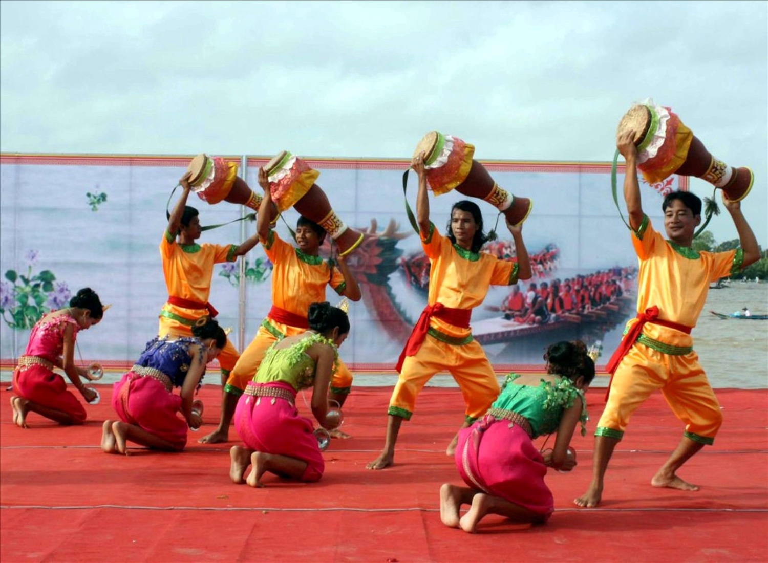 Vũ điệu múa trống Sadăm của đoàn Nghệ thuật Khmer tỉnh Kiên Giang phục vụ Lễ hội đua ghe ngo của đồng bào Khmer. 