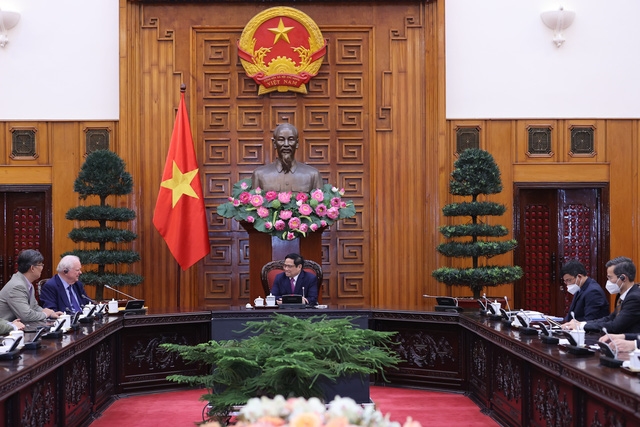 Thủ tướng đánh giá cao đề xuất của ông Thomas Vallely về việc Đại học Harvard và Đại học Fulbright phối hợp với các cơ quan Chính phủ Việt Nam nghiên cứu tổ chức Chương trình VELP - Ảnh: VGP/Nhật Bắc