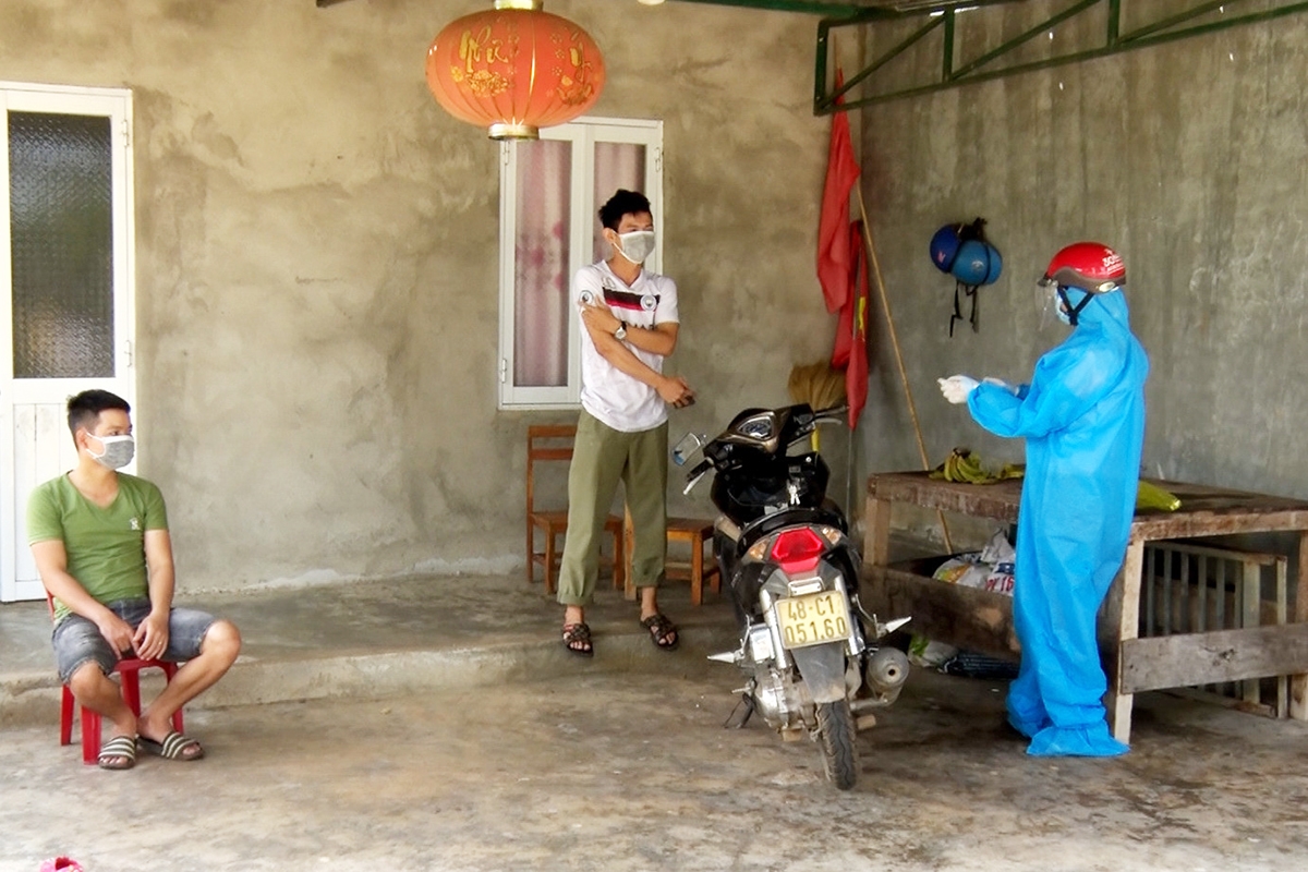 Thành viên Tổ chăm sóc F0 tại nhà ở huyện Krông Nô đến nhà người bệnh lấy mẫu test và hướng dẫn người bệnh tự chăm sóc, theo dõi sức khỏe tại nhà