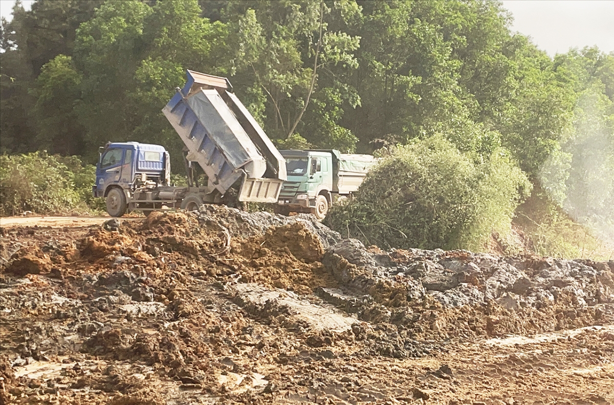 Đất bùn được đưa về bãi thải hồ Trooc Trâu, xã Vĩnh Ninh  
