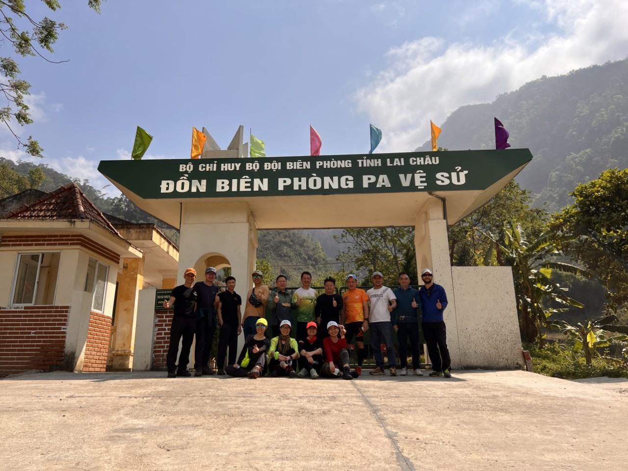 Là một địa danh nằm ở vùng sâu, vùng xa nhất tỉnh Lai Châu, trước khi chinh phục đỉnh Pu Si Lung du khách cần đăng ký với Đồn Biên Phòng Pa Vệ Sử để đảm bảo an toàn cho chuyến đi và nguyên tắc 5K.
