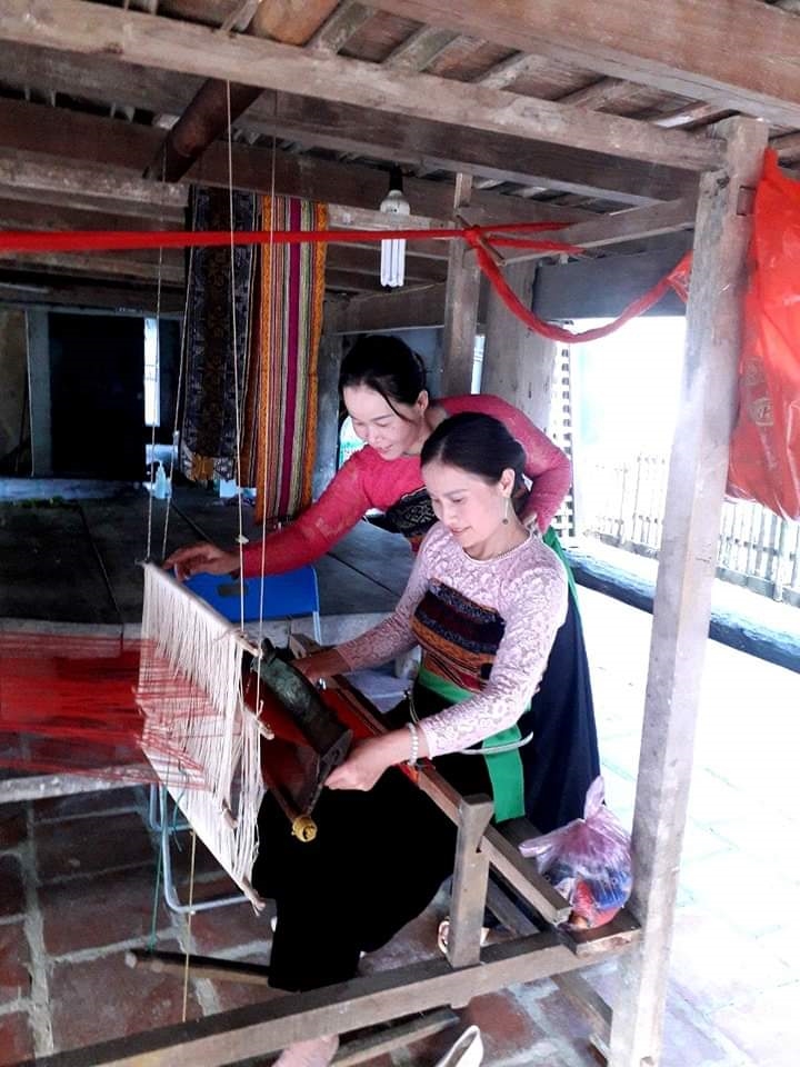 Bảo tồn, lưu giữ văn hóa truyền thống là trách nhiệm của cả cộng đồng (Trong ảnh: Phụ nữ Thái giữ nghề duyệt truyền thống)