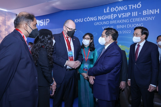 Thủ tướng Phạm Minh Chính trao đổi với Đại sứ Đan Mạch (thứ 3 từ trái sang) và Đại sứ Singapore (hàng đầu bên trái) - Ảnh: VGP/Nhật Bắc
