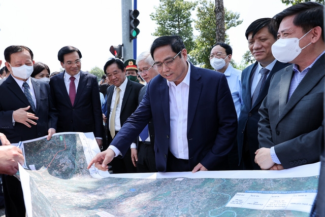 Thủ tướng Phạm Minh Chính kiểm tra, nghe báo cáo dự án quy hoạch mạng lưới giao thông tỉnh Bình Dương với các tỉnh lân cận. Ảnh: VGP/Nhật Bắc