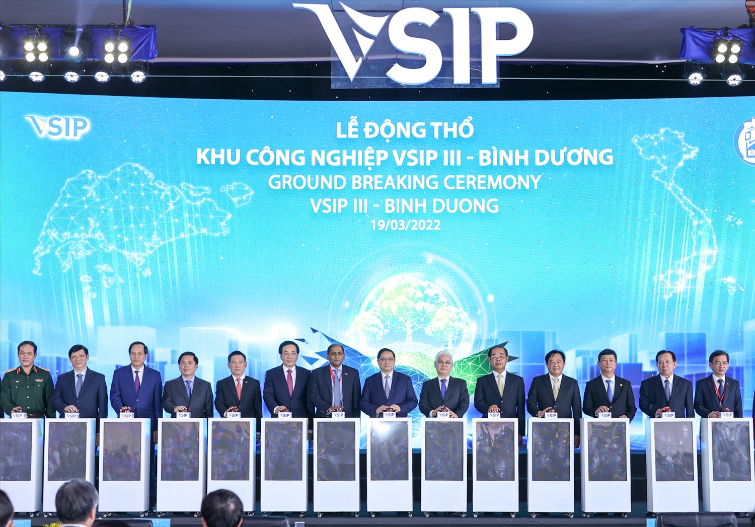 Thủ tướng cùng các đại biểu thực hiện nghi thức Lễ động thổ đầu tư xây dựng Khu công nghiệp VSIP III - Ảnh: VGP/Nhật Bắc