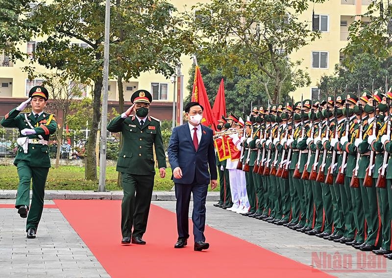 Chủ tịch Quốc hội Vương Đình Huệ duyệt đội danh dự tại lễ đón. (Ảnh: DUY LINH) 