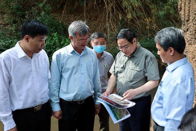 Thủ tướng khảo sát thực địa tại khu vực suối Mã Đà nằm giữa Bình Phước và Đồng Nai. Ảnh: VGP/Nhật Bắc