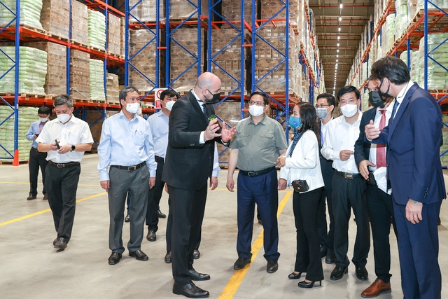 Thủ tướng Phạm Minh Chính thăm Nhà máy Hayat Kimya. Ảnh VGP/Nhật Bắc