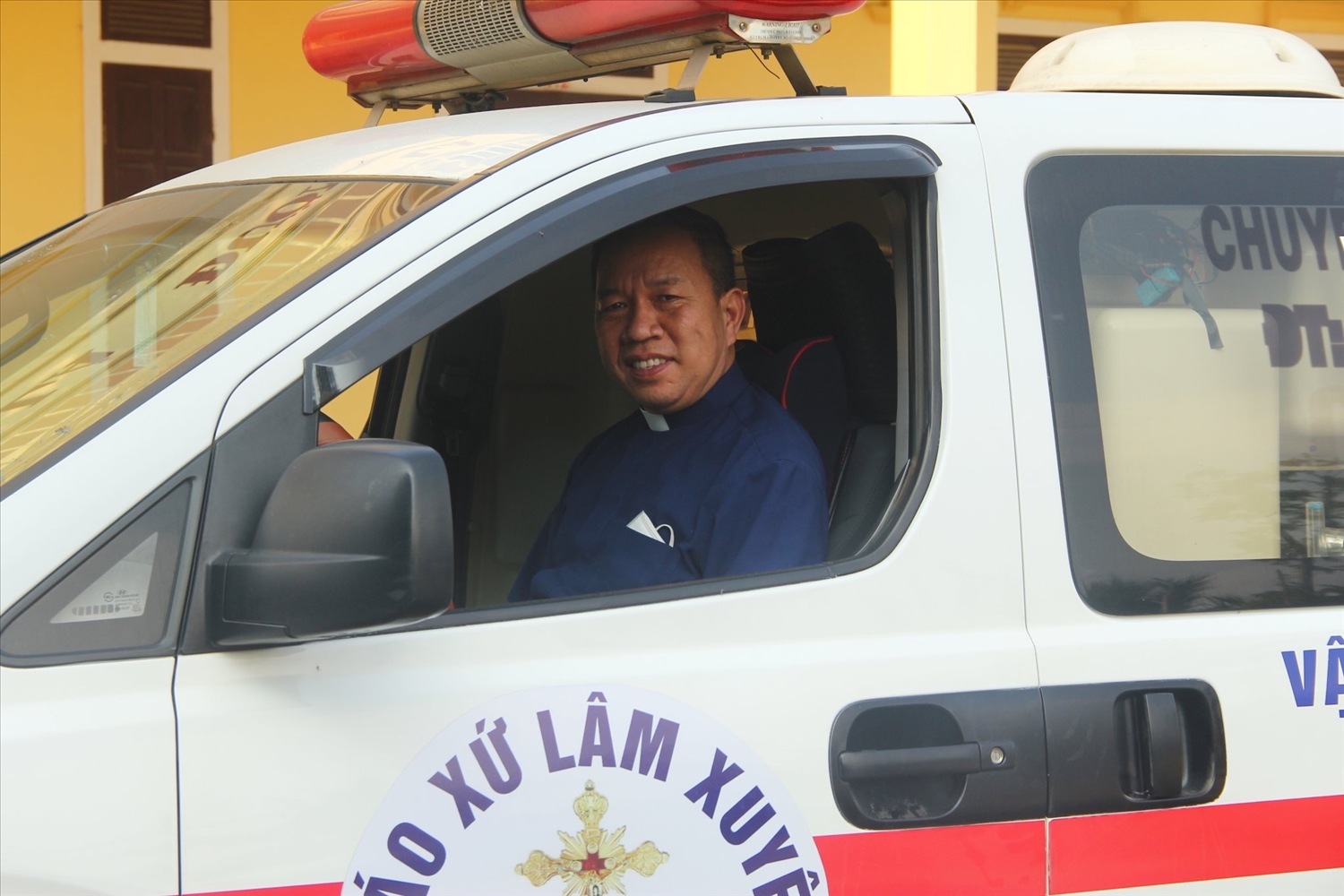  Linh mục quản xứ Lâm Xuyên - Giuse Nguyễn Xuân Phương chuẩn bị lên đường vận chuyển cấp cứu bệnh nhân