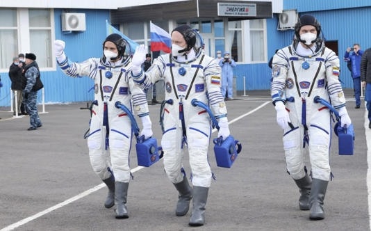 Phi hành gia Nga Oleg Artemyev, Denis Matveyev và Sergey Korsakov. Ảnh: Roscosmos