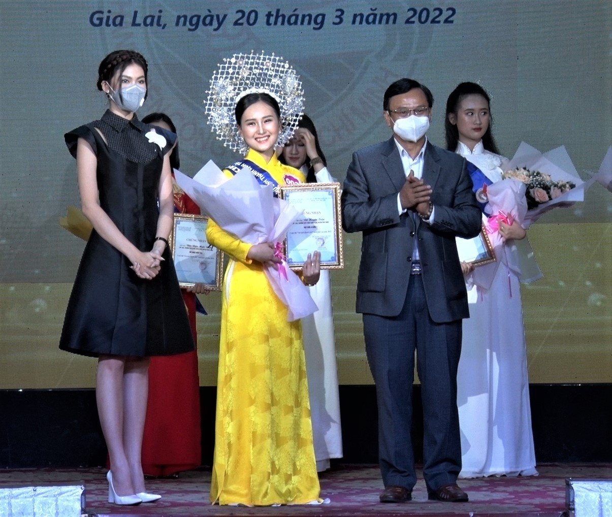 Ban Tổ chức trao giải Á khôi 1 cho thí sinh Đỗ Huyền Trân, lớp 11A2, Trường THPT Trần Quốc Tuấn, huyện Phú Thiện 