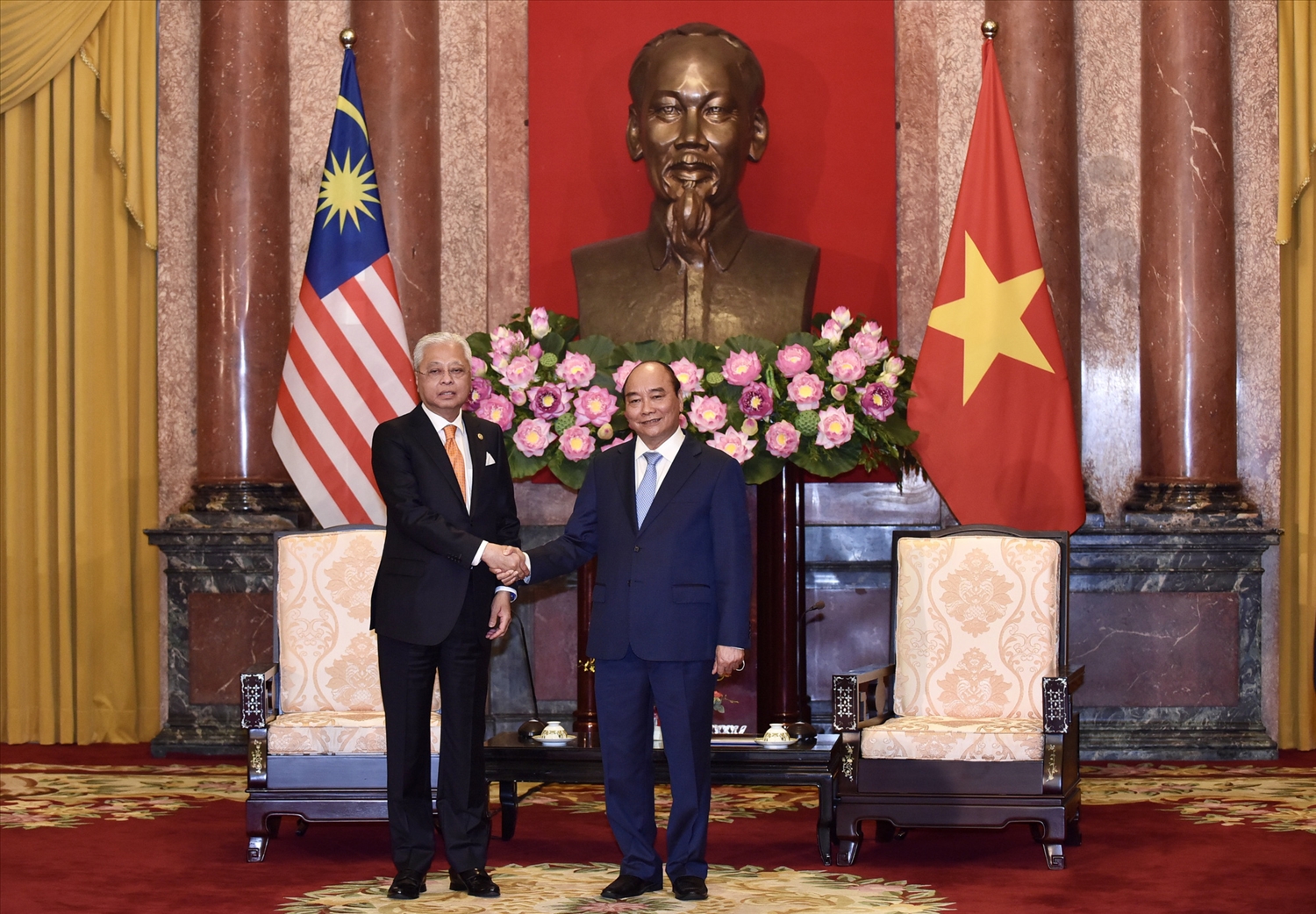 Chủ tịch nước Nguyễn Xuân Phúc và Thủ tướng Malaysia Dato' Sri Ismail Sabri bin Yaacob - Ảnh: VGP/Nhật Bắc
