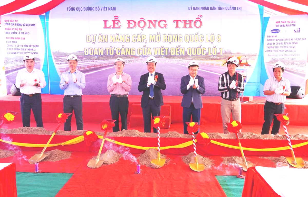 Tổng cục trưởng Cục Đường bộ Việt Nam Nguyễn Văn Huyện và Chủ tịch UBND tỉnh Quảng Trị cùng đại biểu làm lễ động thổ