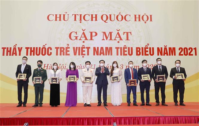 Chủ tịch Quốc hội Vương Đình Huệ tặng quà lưu niệm cho thầy thuốc trẻ Việt Nam tiêu biểu năm 2021. Ảnh: Doãn Tấn - TTXVN