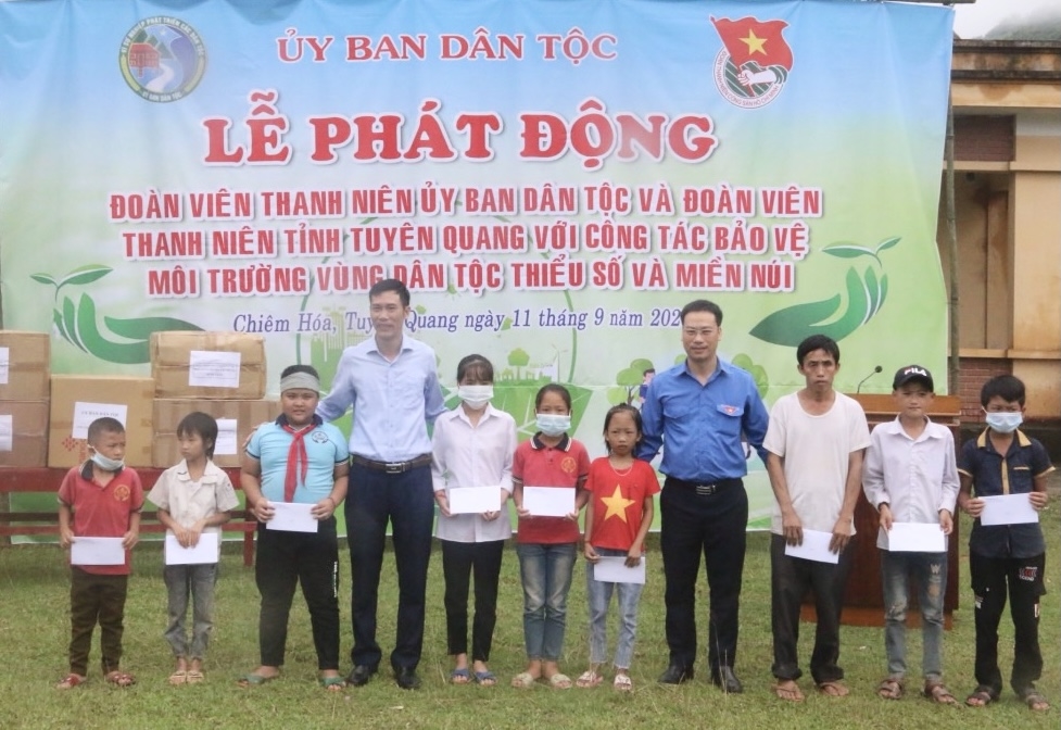 Đoàn Thanh niên Ủy ban Dân tộc tặng quà cho các em thiếu nhi, gia đình đồng bào DTTS có hoàn cảnh khó khăn tại tỉnh Tuyên Quang năm 2020