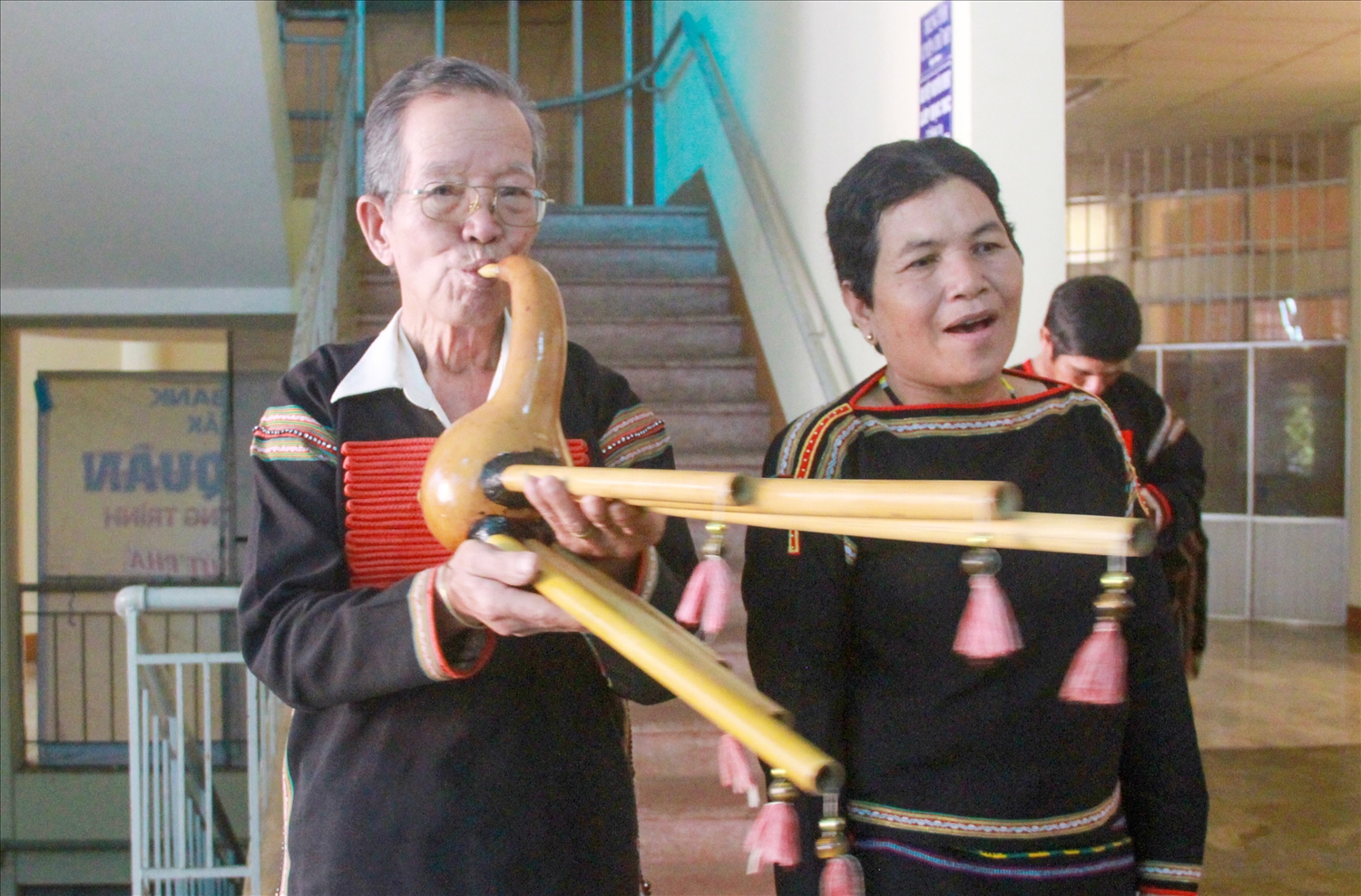 Biểu diễn nhạc cụ truyền thống khèn bầu 6 ống dân tộc Ê Đê