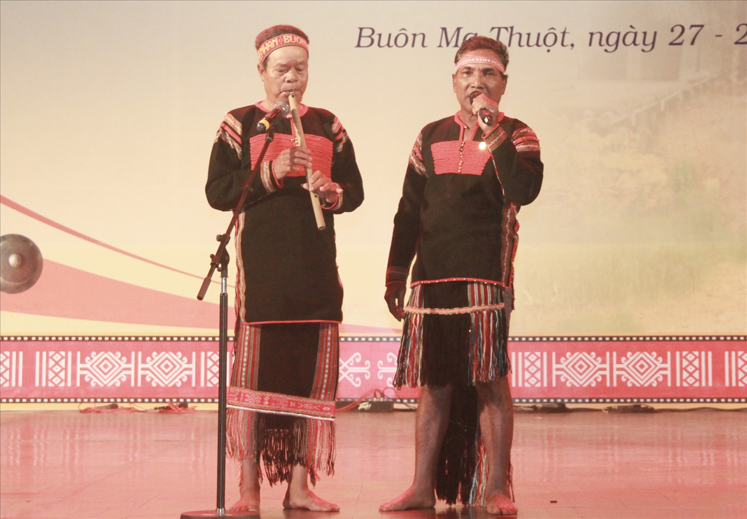 Biểu diễn đinh puốt - một loại nhạc cụ truyền thống của dân tộc Ê Đê