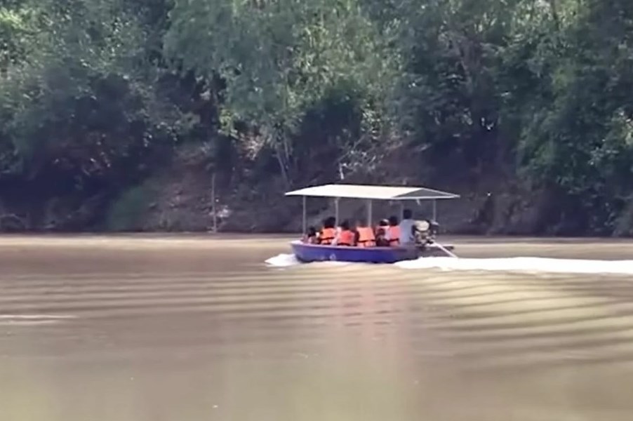 Chiếc thuyền chở người nhà cùng đồ đạc người đã mất đổ xuống sông Mun