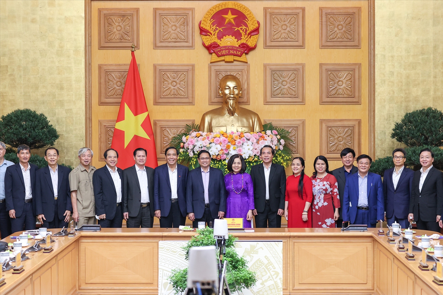 Thủ tướng Phạm Minh Chính và các đồng chí trong Trung ương Hội Người cao tuổi Việt Nam - Ảnh: VGP/Nhật Bắc