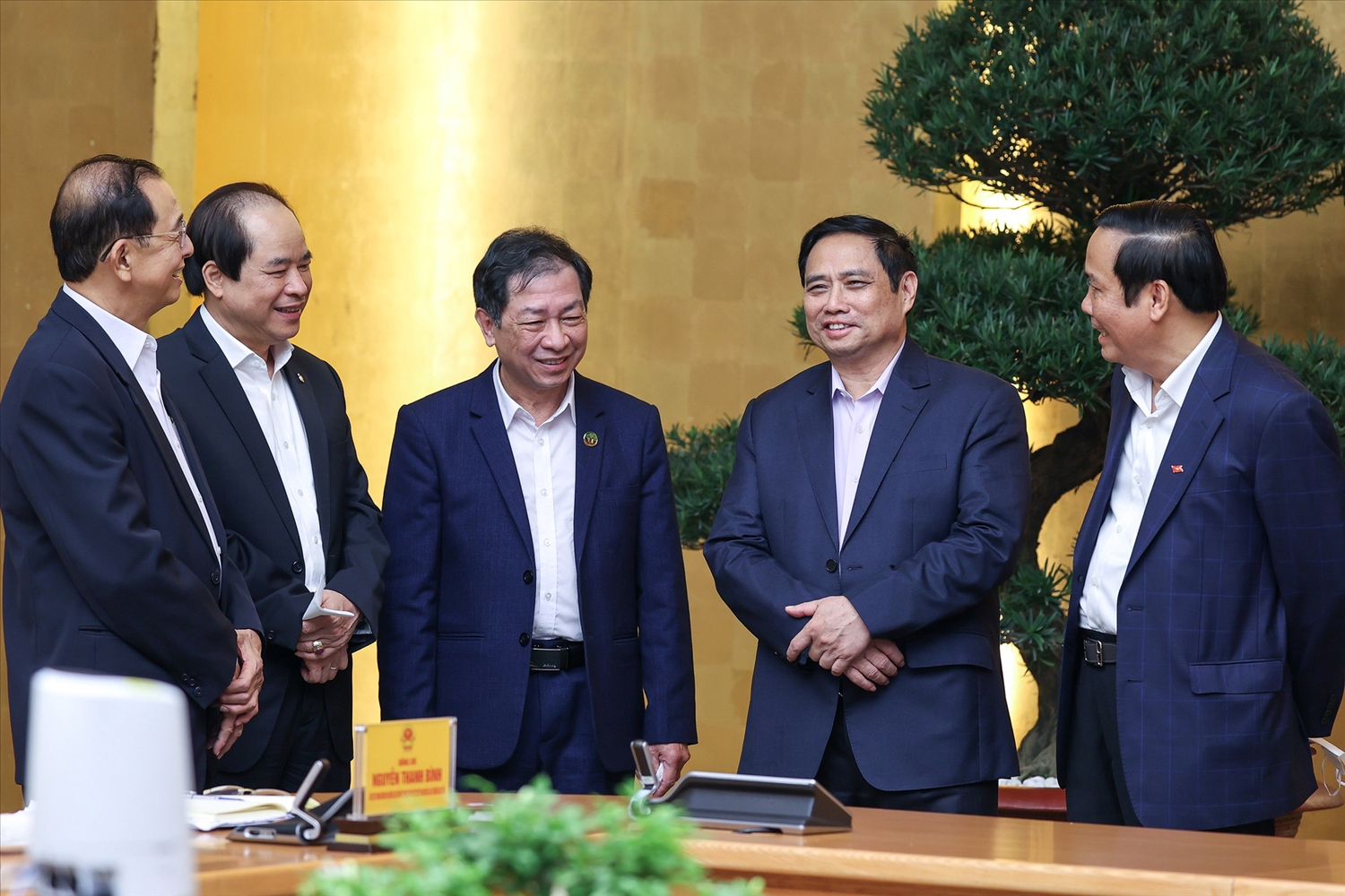 Thủ tướng trao đổi với lãnh đạo Hội Người cao tuổi Việt Nam - Ảnh: VGP/Nhật Bắc