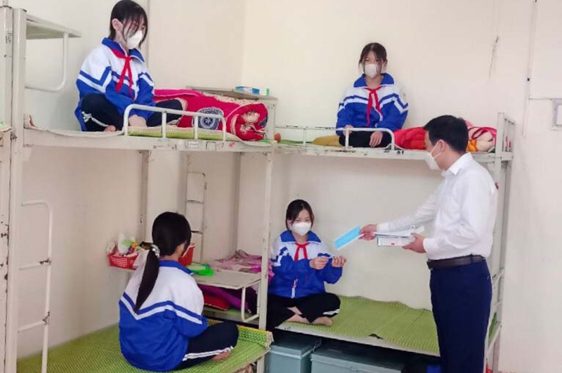 Giáo viên Trường phổ thông dân tộc nội trú huyện Na Rì phát khẩu trang cho học sinh