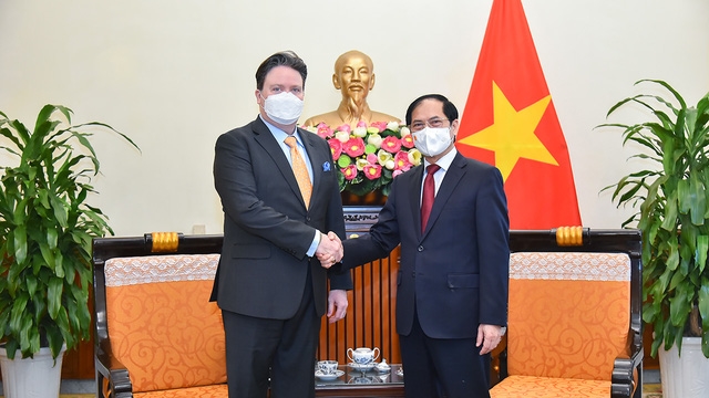 Bộ trưởng Bùi Thanh Sơn và Đại sứ Marc Knapper. Ảnh: Bộ Ngoại giao