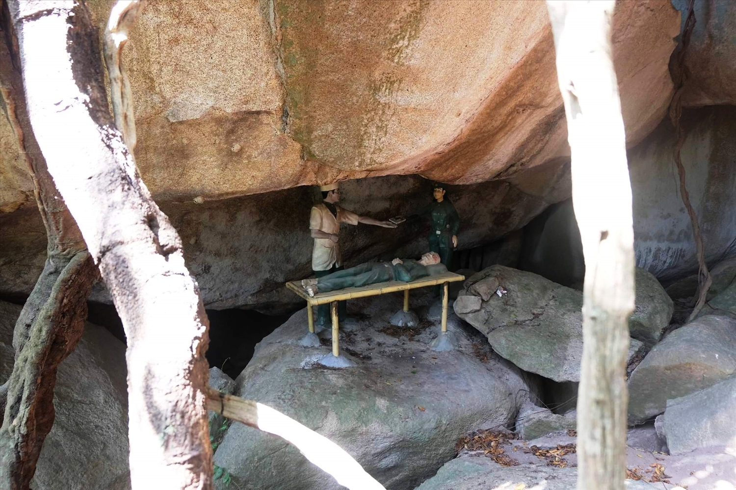 Gộp Bệnh xá trong hang sâu thuộc di tích lịch sử căn cứ Đồng Bò trở nên hoang phế