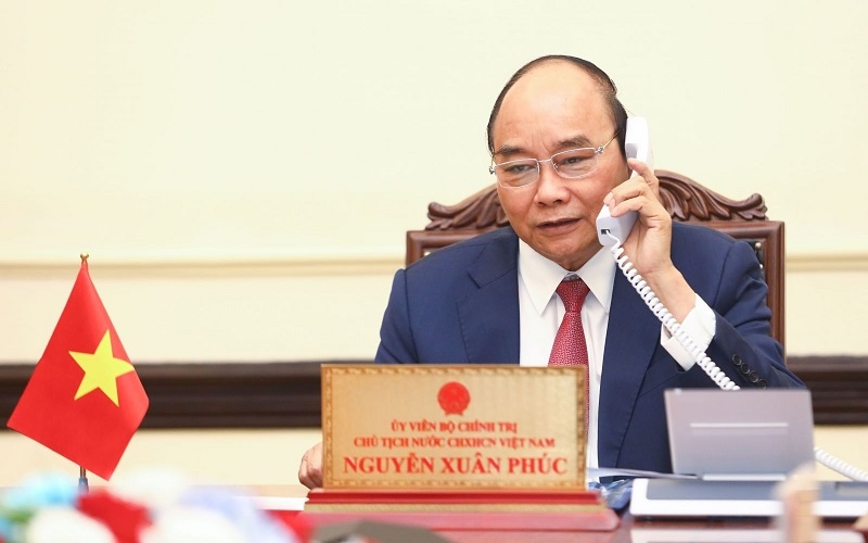 Chủ tịch nước Nguyễn Xuân Phúc điện đàm với tân Tổng thống Hàn Quốc Yoon Suk - yeol
