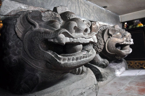 Tượng đôi sư tử đá đền- chùa Bà Tấm được công nhận Bảo vật quốc gia