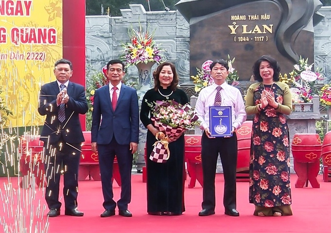 Đại diện lãnh đạo UBND xã Dương Xá nhận quyết định Bảo vật quốc gia tại chùa Bà Tấm