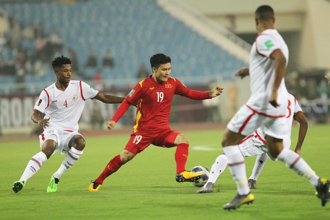Quang Hải đã tạo ra không ít cơ hội cho đội nhà và luôn khiến các cầu thủ Oman vất vả trong việc ngăn chặn. (Ảnh chụp qua màn hình)
