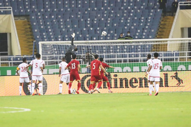 Các chiến binh Sao vàng tạo ra không ít sóng gió trước khung thành thủ môn Oman, tiếc là không cơ hội nào được hiện thực hóa thành bàn thắng. (Ảnh chụp qua màn hình)