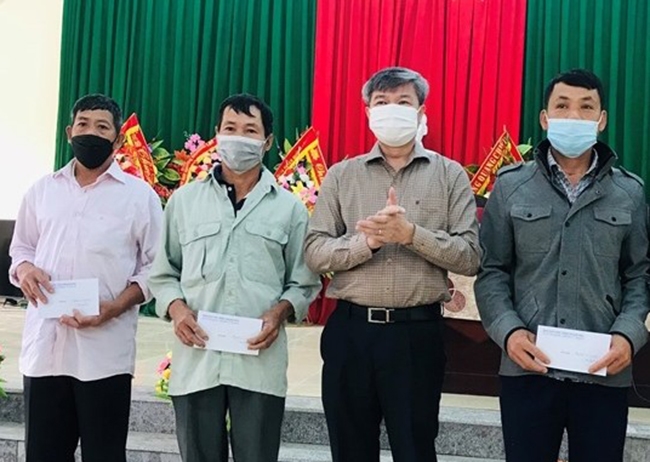 Trưởng ban Dân tộc tỉnh Thanh Hóa Mai Xuân Bình trao quà cho Người có uy tín trong đồng bào DTTS trên địa bàn xã Quang Chiểu