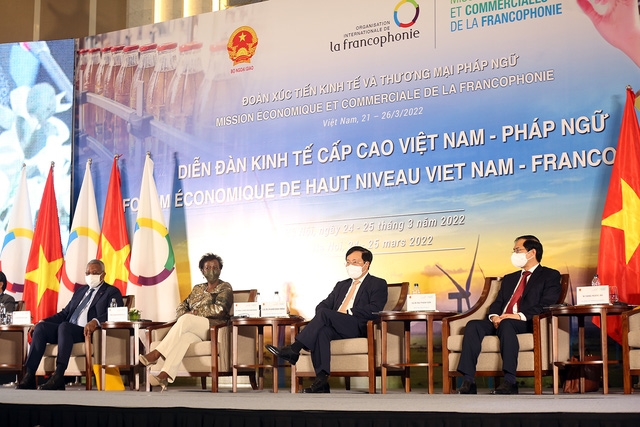 Bộ trưởng Nông nghiệp và Lương thực Gabon Charles Mwi Ela (thứ nhất từ ​​trái sang) và Tổng thư ký OIF Louise Mushikiwabo (thứ hai từ trái sang) tham dự Diễn đàn Kinh tế cấp cao Việt-Pháp - Ảnh: VGP / Hải Minh