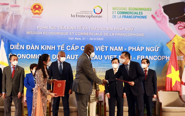 Phó Thủ tướng Phạm Bình Minh chứng kiến ​​lễ trao thỏa thuận hợp tác trong khuôn khổ diễn đàn - Ảnh: VGP / Hải Minh